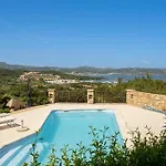 Con Piscina E Vista