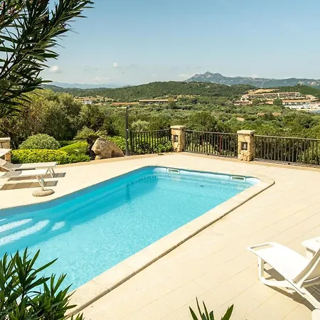 Con Piscina E Vista Willa