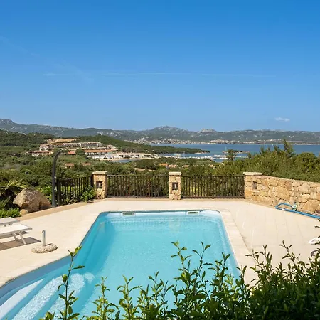 Con Piscina E Vista