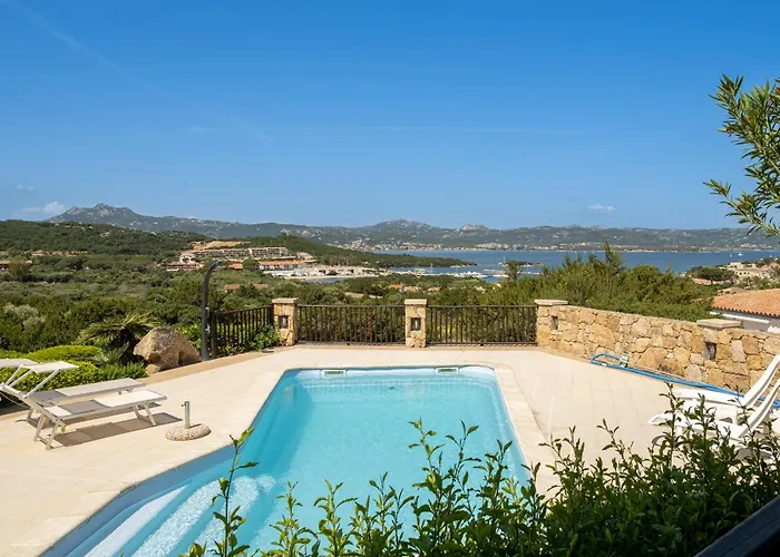 Con Piscina E Vista